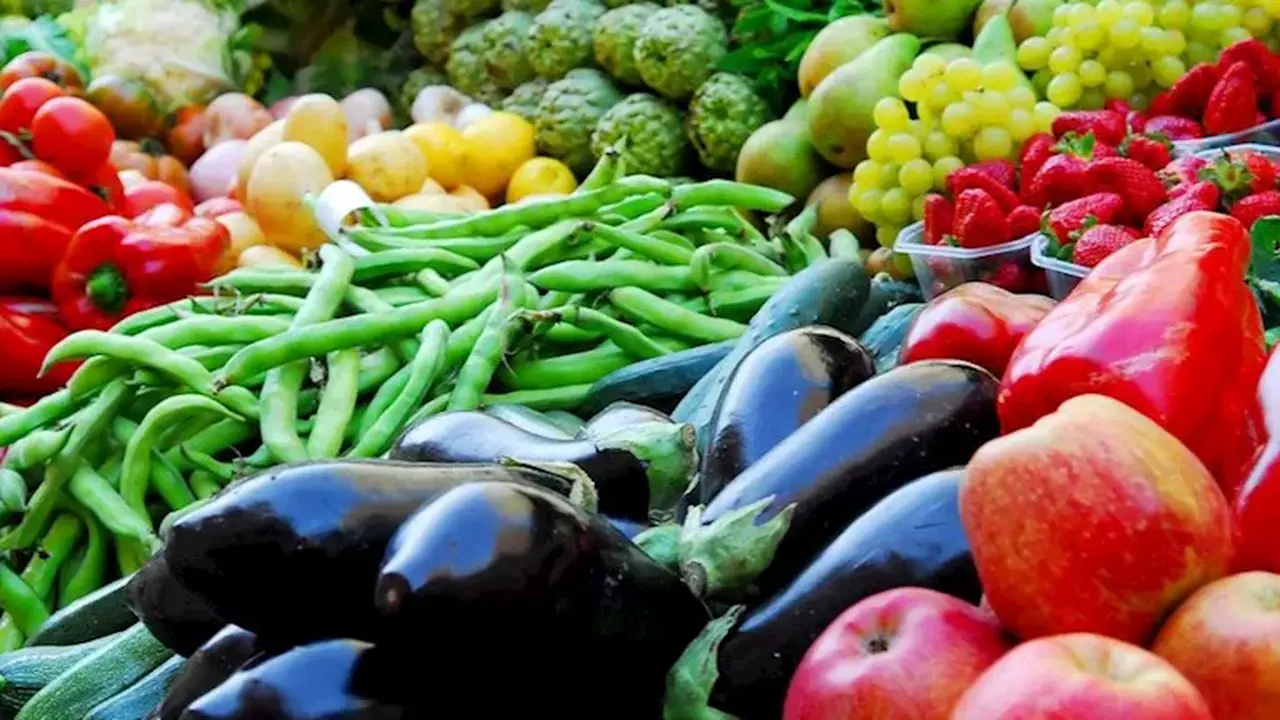 أسعار الخضروات والفاكهة بسوق العبور اليوم 4-4-2026